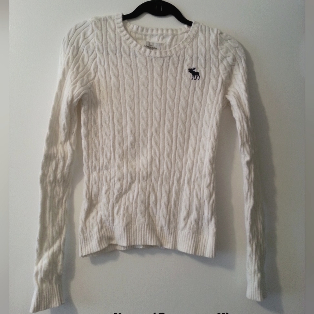 Medium Abercrombie and Fitch CableKnit Sweater